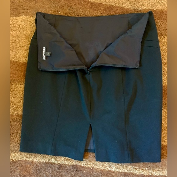 LN DARLING MINI SKIRT♥️LOTS OF DETAILING. FULLY LINED, ZIP CLOSURE W/HOOK & EYE. - Picture 3 of 7